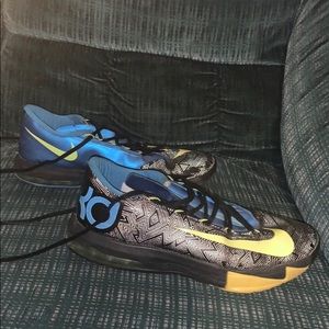 Men’s Kevin Durant shoes size 9